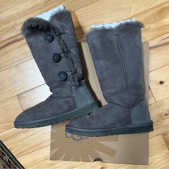 UGG Bailey Button Triplet Grey Boots. Lightly used in excellent condition. US 9 - Picture 6 of 9